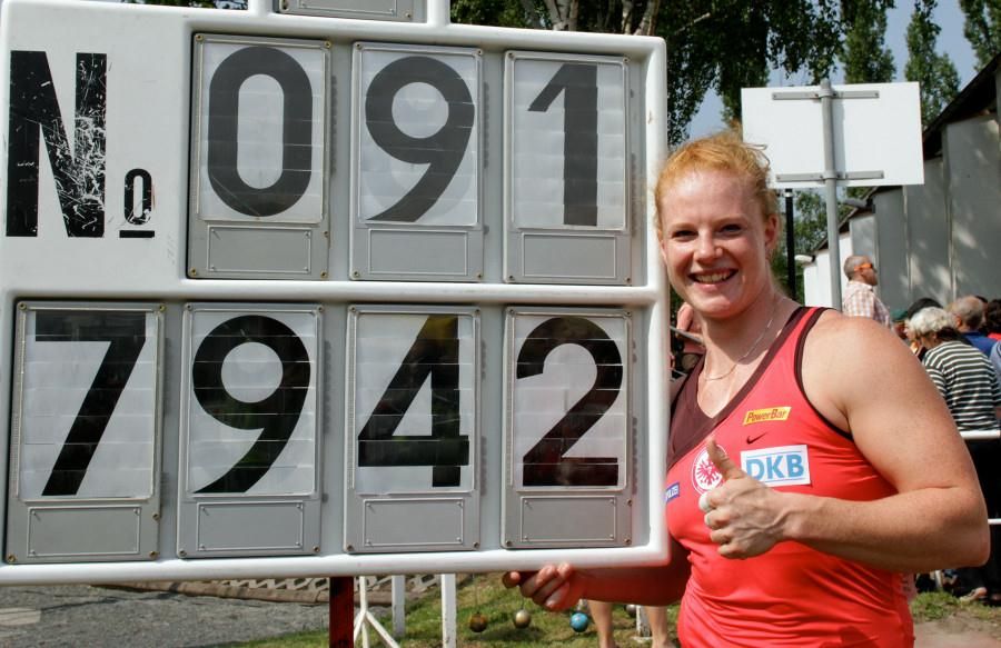 Betty Heidler with her World Record numbers in Halle