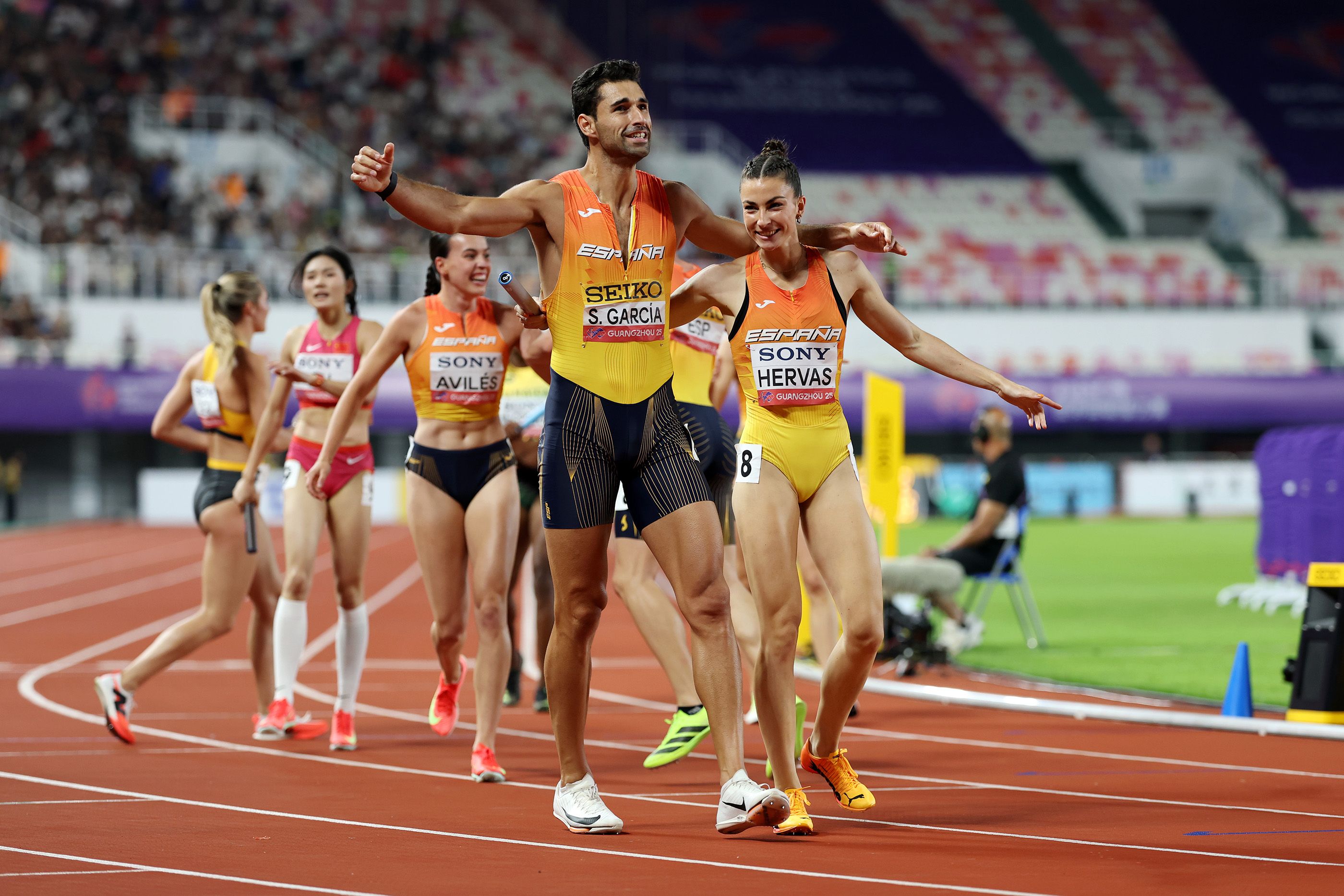 The Spanish mixed 4x400m team celebrates at the World Athletics Relays Guangzhou 25